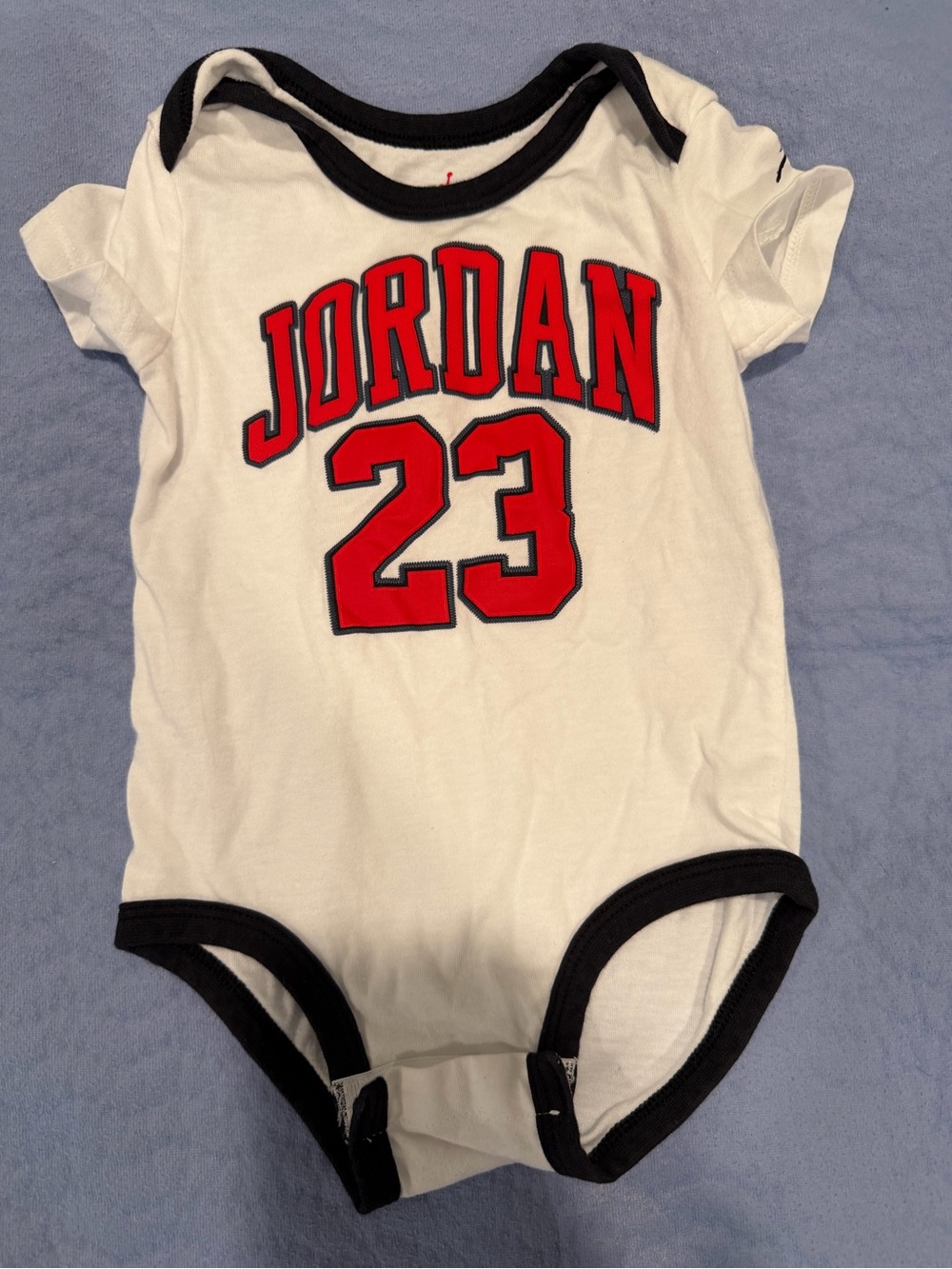 Jordan 3-Pack Baby Bodysuits - Red, Black, White - Picture 4 of 6